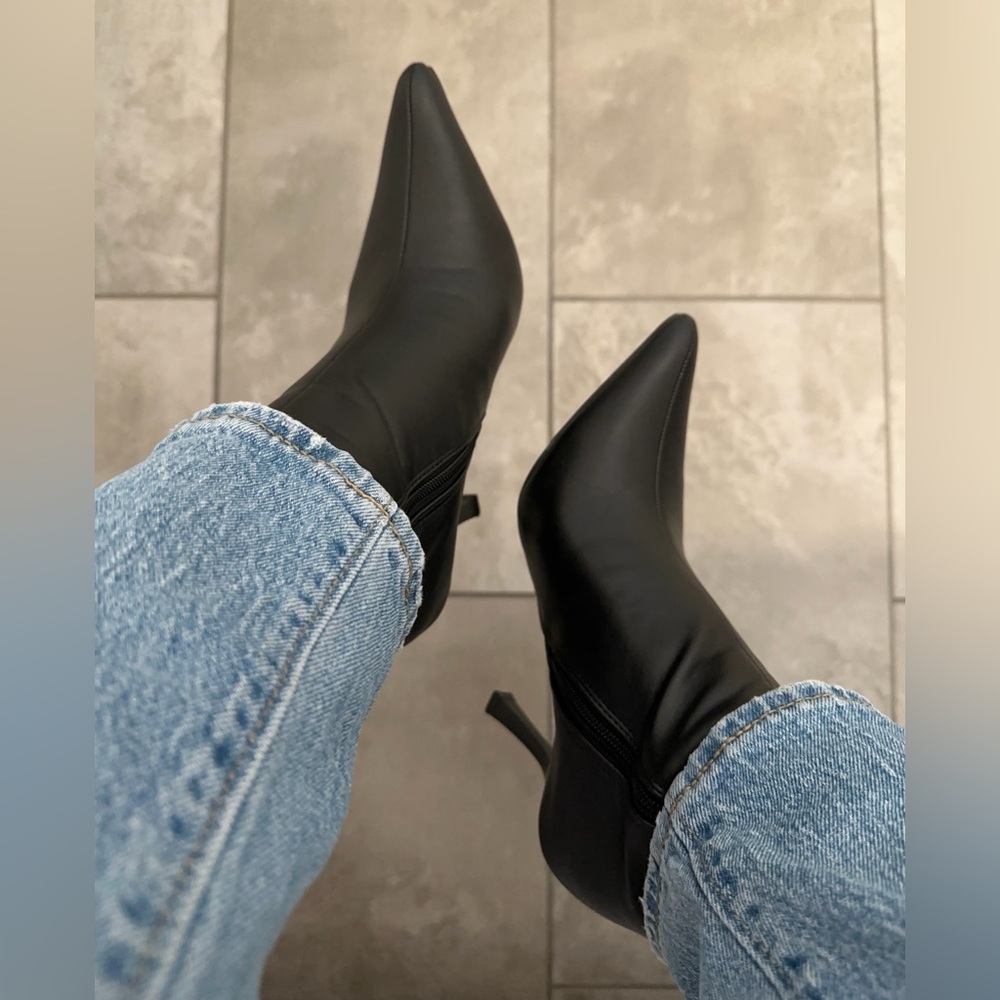 NEW ! POINTY LOW HEEL BLACK ANKLE BOOTIE